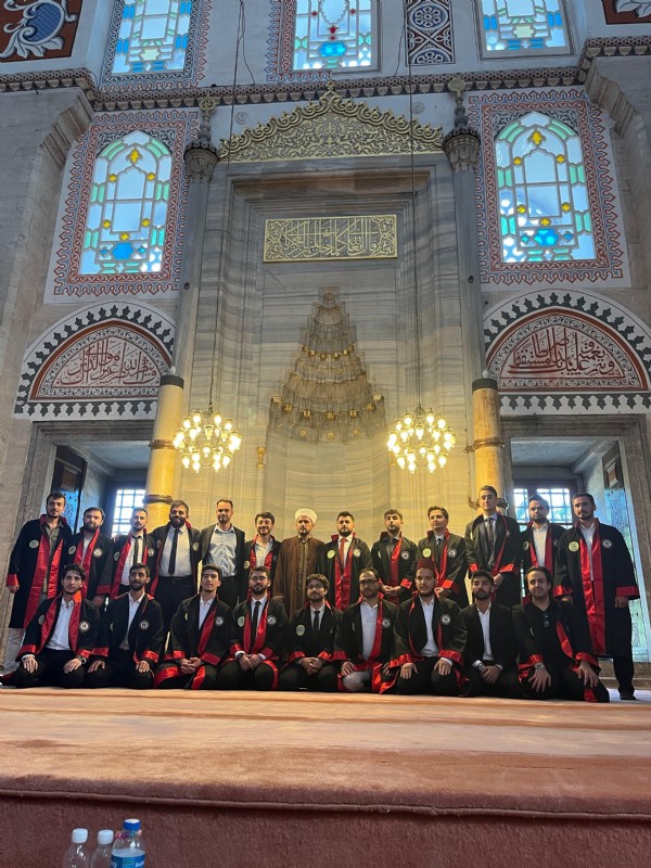 İstanbul Üniversitesi Hukuk Fakültesi öğrencileri mezuniyet törenlerini Şehzadebaşı Camii'nde gerçekleştirdi